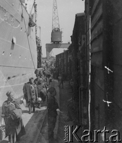 Lipiec 1946, Gdańsk-Wrzeszcz, woj. gdańskie, Polska.
Żołnierze polscy wracający ze Szkocji schodzą z pokładu polskiego statku MS 