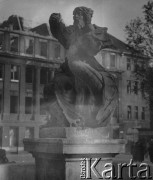 1947, Gliwice, woj. śląskie, Polska.
XVIII-wieczna fontanna przedstawiająca postać Neptuna siedzącego na delfinie autorstwa Johannesa Nitschego. Znajduje się na Rynku obok Ratusza. 
Fot. Jerzy Konrad Maciejewski, zbiory Ośrodka KARTA