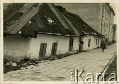 Przed 1939, Gorlice, woj. krakowskie, Polska.
Stary, zniszczony dom przy ulicy.
Fot. Jerzy Konrad Maciejewski, zbiory Ośrodka KARTA