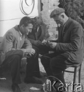 Prawdopodobnie lata 60., Polska.
Mężczyźni w wolnej chwili grają w karty.
Fot. Jerzy Konrad Maciejewski, zbiory Ośrodka KARTA