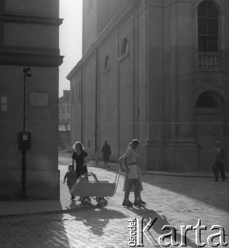 Po 1945, Warszawa, Polska.
Przechodnie na ulicy Freta na Starym Mieście.
Fot. Jerzy Konrad Maciejewski, zbiory Ośrodka KARTA