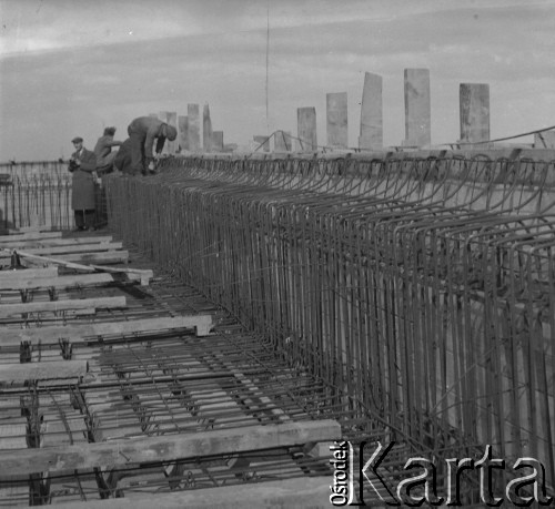 Po 1945, Warszawa, Polska.
Robotnicy pracują przy budowie nowego budynku.
Fot. Jerzy Konrad Maciejewski, zbiory Ośrodka KARTA