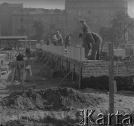 1949, Warszawa, Polska.
Robotnicy podczas budowy osiedla na Pradze.
Fot. Jerzy Konrad Maciejewski, zbiory Ośrodka KARTA