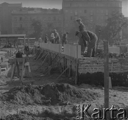 1949, Warszawa, Polska.
Robotnicy podczas budowy osiedla na Pradze.
Fot. Jerzy Konrad Maciejewski, zbiory Ośrodka KARTA