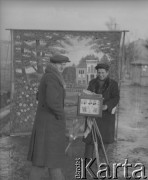 1946, Warszawa, Polska.
Stanowisko fotografa na placu Kercelego. 
Fot. Jerzy Konrad Maciejewski, zbiory Ośrodka KARTA