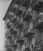 Po 1945, Warszawa, Polska.
Mieszkańcy budynku stoją na balkonach i przyglądają się prawdopodobnie pochodowi ulicznemu.
Fot. Jerzy Konrad Maciejewski, zbiory Ośrodka KARTA