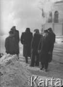 Po 1945, Warszawa, Polska.
Mężczyźni przyglądają się dymowi, który unosi się z placu budowy.
Fot. Jerzy Konrad Maciejewski, zbiory Ośrodka KARTA