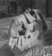 Po 1945, Warszawa, Polska.
Odnaleziony w Hamburgu fragment pomnika (a także głowa) Adama Mickiewicza, który Niemcy wywieźli do Hamburga w 1942 r.
Fot. Jerzy Konrad Maciejewski, zbiory Ośrodka KARTA