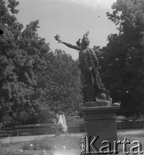 Lato 1964, Warszawa, Polska.
Kobiety spacerują po Łazienkach Królewskich.
Fot. Jerzy Konrad Maciejewski, zbiory Ośrodka KARTA