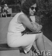Lato 1964, Warszawa, Polska.
Kama Novakowa z Bułgarii siedzi na schodach przy Pałacu na Wyspie.
Fot. Jerzy Konrad Maciejewski, zbiory Ośrodka KARTA