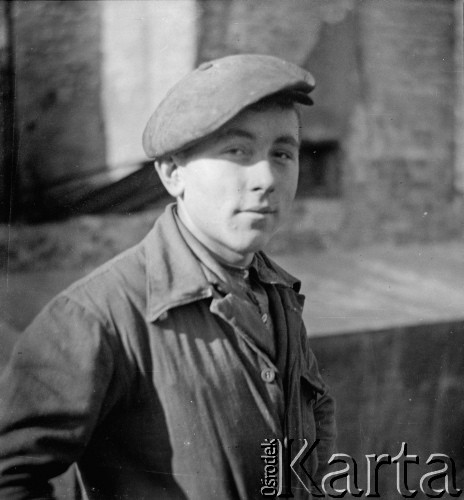 Po 1945, Warszawa, Polska.
Ślusarz-spawacz Kazimierz Olszak pracuje przy odbudowie Warszawy.
Fot. Jerzy Konrad Maciejewski, zbiory Ośrodka KARTA