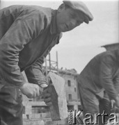 Po 1945, Warszawa, Polska.
Robotnicy układają ściany z cegieł na budowie. 
Fot. Jerzy Konrad Maciejewski, zbiory Ośrodka KARTA