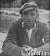 Po 1945, Warszawa, Polska.
Robotnik pracuje przy odbudowie Warszawy.
Fot. Jerzy Konrad Maciejewski, zbiory Ośrodka KARTA