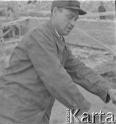 Po 1945, Warszawa, Polska.
Robotnik pracuje przy odbudowie Warszawy.
Fot. Jerzy Konrad Maciejewski, zbiory Ośrodka KARTA
