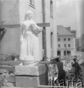Po 1949, Warszawa, Polska.
Robotnicy ustawiają na cokole rzeźbę autorstwa Barbary Zbrożyny 