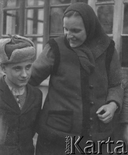 Po 1950, Żaków, woj. warszawskie, Polska.
Kobieta z chłopcem.
Fot. Jerzy Konrad Maciejewski, zbiory Ośrodka KARTA