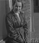 Marzec 1958, Warszawa, Polska.
Dziennikarka Teresa Dzikowska z działu lektoratu gazety 