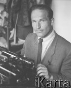 Po 1946, Warszawa, Polska.
Eugeniusz Weszczuk, dziennikarz w redakcji 