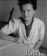 Po 1946, Warszawa, Polska.
Barbara, maszynistka w redakcji 