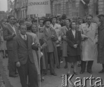 Po 1952, Warszawa, Polska.
Dziennikarze „Gromady-Rolnika Polskiego” podczas pochodu pierwszomajowego.
Fot. Jerzy Konrad Maciejewski, zbiory Ośrodka KARTA