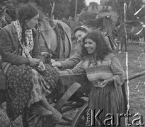 Prawdopodobnie lata 50., Ostróda, Polska.
Kobiety romskie siedzą na wozie.
Fot. Jerzy Konrad Maciejewski, zbiory Ośrodka KARTA