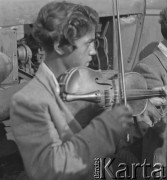 Prawdopodobnie lata 50., Ostróda, Polska.
Cygan gra na skrzypcach.
Fot. Jerzy Konrad Maciejewski, zbiory Ośrodka KARTA