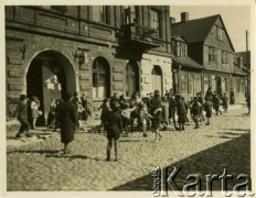 Po 1940, Łódź, Kraj Warty, IIII Rzesza Niemiecka.
Getto. Dzieci żydowskie bawią się na ulicy przed jedną z kamienic.
Fot. Jerzy Konrad Maciejewski, zbiory Ośrodka KARTA