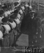 Lipiec 1946, Edynburg, Szkocja, Wielka Brytania.
Prawdopodobnie kapitan statku SM Sobieski sprawdza czy wszyscy żołnierze mają kamizelki ratunkowe.
Fot. Jerzy Konrad Maciejewski, zbiory Ośrodka KARTA