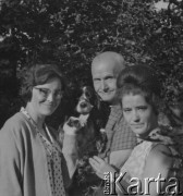 Prawdopodobnie lata 60., Polska.
Jerzy Konrad Maciejewski pozuje do zdjęcia z dwiema kobietami. Na ręku trzyma psa.
Fot. Jerzy Konrad Maciejewski, zbiory Ośrodka KARTA