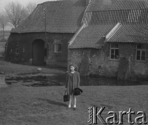 Wiosna 1946, Roubaix, Francja. 
Dziewczynka pozuje na tle starego domu.
Fot. Jerzy Konrad Maciejewski, zbiory Ośrodka KARTA