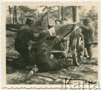 Po 1943, Neunhof, Szwajcaria.
Internowani żołnierze z 2. Dywizji Strzelców Pieszych ciągną drewniany wózek na budowie drogi w górach. W obozie żołnierze przebywali w latach 1943-1945, pracując na rzecz szwajcarskiej gospodarki.
Fot. Jerzy Konrad Maciejewski, zbiory Ośrodka KARTA