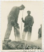 Styczeń 1944, Sarnen, Szwajcaria
Internowani żołnierze z 2. Dywizji Strzelców Pieszych przy budowie drogi w górach. Na zdjęciu jeden z żołnierzy używa młota pneumatycznego. W obozie żołnierze przebywali w latach 1943-1945, pracując na rzecz szwajcarskiej gospodarki.
Fot. Jerzy Konrad Maciejewski, zbiory Ośrodka KARTA