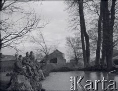 1940, La Tâche, Francja.
Żołnierze 2. Dywizji Strzelców Pieszych siedzą nad brzegiem stawu. W głębi widoczne budynki.
Fot. Jerzy Konrad Maciejewski, zbiory Ośrodka KARTA