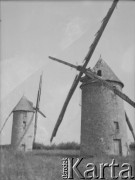 1940, Amailloux, Francja.
Stojące w polu wiatraki ze śmigłami. 
Fot. Jerzy Konrad Maciejewski, zbiory Ośrodka KARTA