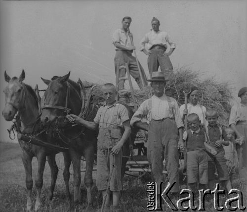 Lato 1940, Weier im Emmental, Szwajcaria.
Internowani żołnierze 2. Dywizji Strzelców Pieszych pomagają szwajcarskiej rodzinie przy żniwach.
Fot. Jerzy Konrad Maciejewski, zbiory Ośrodka KARTA