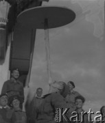 Lato 1940, Weier im Emmental, Szwajcaria.
Internowani żołnierze 2. Dywizji Strzelców Pieszych przyglądają się mężczyźnie, który żongluje stołem.
Fot. Jerzy Konrad Maciejewski, zbiory Ośrodka KARTA