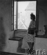 Lata 40., Rapperswil, Szwajcaria.
Kobieta pozuje do zdjęcia, stojąc przy otwartym oknie. 
Fot. Jerzy Konrad Maciejewski, zbiory Ośrodka KARTA