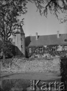 Wiosna 1940, La Maucarriere, Francja.
Miejscowy zamek z przylegającym do niego parkiem.
Fot. Jerzy Konrad Maciejewski, zbiory Ośrodka KARTA