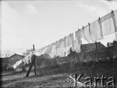 Wiosna 1940, La Maucarriere, Francja.
Wiszące pranie w jednym z gospodarstw wiejskich, w którym kwaterowali żołnierze 2. Dywizji Strzelców Pieszych. Obok na trawie siedzi pies.
Fot. Jerzy Konrad Maciejewski, zbiory Ośrodka KARTA