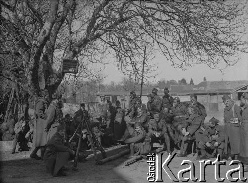 Wiosna 1940, La Maucarriere, Francja.
5 Małopolski Pułk Strzelców Pieszych 2. Dywizji Strzelców Pieszych wysłuchuje 