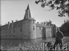 1940, Maisontiers, Francja.
Żołnierz z 2. Dywizji Strzelców Pieszych pozuje na tle zamku otoczonego fosą.
Fot. Jerzy Konrad Maciejewski, zbiory Ośrodka KARTA