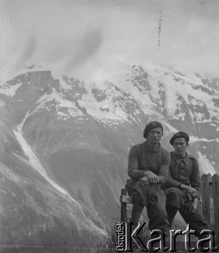 1940, Mürren, Szwajcaria. 
Internowani żołnierze 2. Dywizji Strzelców Pieszych pozują do zdjęcia na tle Alp.
Fot. Jerzy Konrad Maciejewski, zbiory Ośrodka KARTA