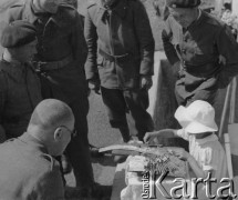 Czerwiec 1940, Mürren, Szwajcaria. 
Internowani żołnierze 2. Dywizji  Strzelców Pieszych przyglądają się dziewczynce, która wyszywa koronki.
Fot. Jerzy Konrad Maciejewski, zbiory Ośrodka KARTA