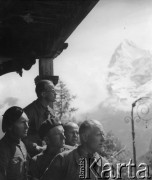 Prawdopodobnie czerwiec 1940, Mürren, Szwajcaria. 
Żołnierze z 2. Dywizji Strzelców Pieszych oglądają górskie widoki z werandy budynku.
Fot. Jerzy Konrad Maciejewski, zbiory Ośrodka KARTA