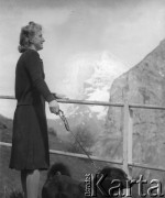1943, Mürren, Szwajcaria. 
Kobieta z psem ogląda z tarasu górskie widoki.
Fot. Jerzy Konrad Maciejewski, zbiory Ośrodka KARTA