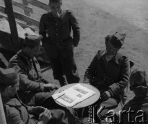 Czerwiec 1940, Mürren, Szwajcaria. 
Internowani żołnierze francuscy siedzą przy stole przed wejściem do budynku.
Fot. Jerzy Konrad Maciejewski, zbiory Ośrodka KARTA