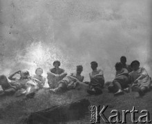 Czerwiec 1940, Mürren, Szwajcaria. 
Internowani żołnierze 2. Dywizji Strzelców Pieszych odpoczywają podczas wycieczki po Alpach.
Fot. Jerzy Konrad Maciejewski, zbiory Ośrodka KARTA