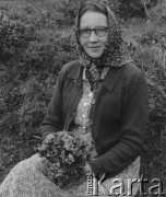 1943, Mürren, Szwajcaria. 
Katharine Santschi pozuje do zdjęcia trzymając bukiet kwiatów.
Fot. Jerzy Konrad Maciejewski, zbiory Ośrodka KARTA