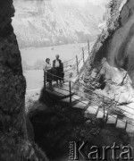 1943, Lauterbrunnen, Szwajcaria. 
Kobiety stoją na schodach w alpejskich górach. Zdjęcie wykonane przez Jerzego Konrada Maciejewskiego podczas wycieczki w góry.
Fot. Jerzy Konrad Maciejewski, zbiory Ośrodka KARTA