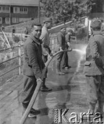 Czerwiec 1940, Mürren, Szwajcaria. 
Internowani żołnierze z Francji pomagają w uprzątnięciu ulicy w uzdrowisku.
Fot. Jerzy Konrad Maciejewski, zbiory Ośrodka KARTA